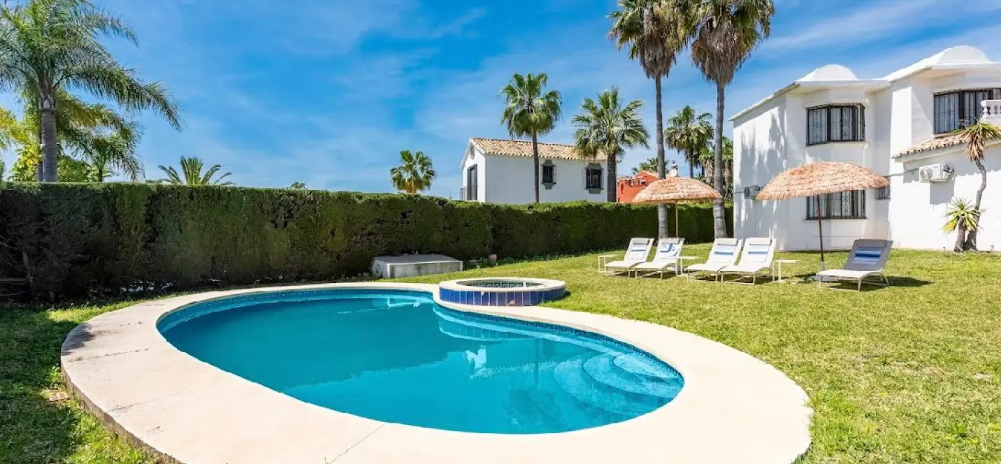 Long-term rent of detached villa in New Golden Mile 4