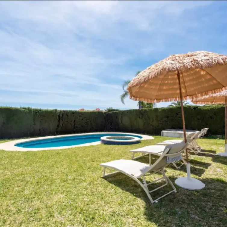 Long-term rent of detached villa in New Golden Mile