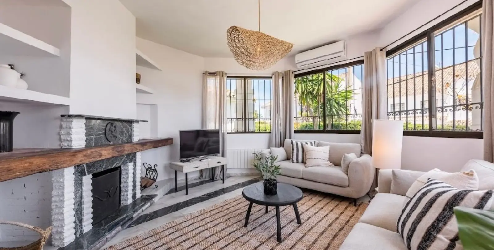 Long-term rent of detached villa in New Golden Mile 8