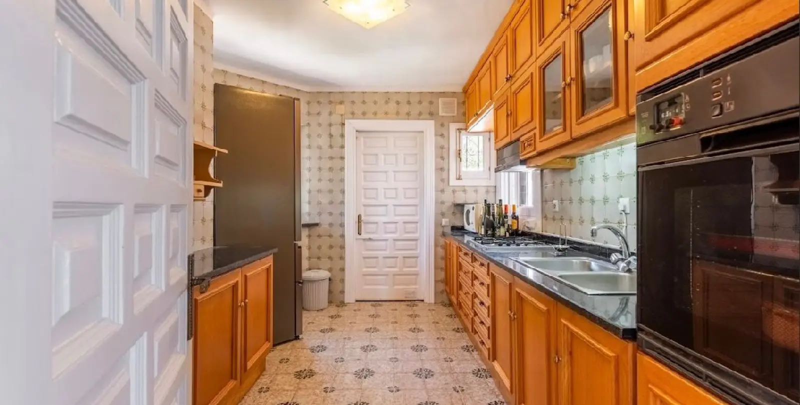 Long-term rent of detached villa in New Golden Mile 12