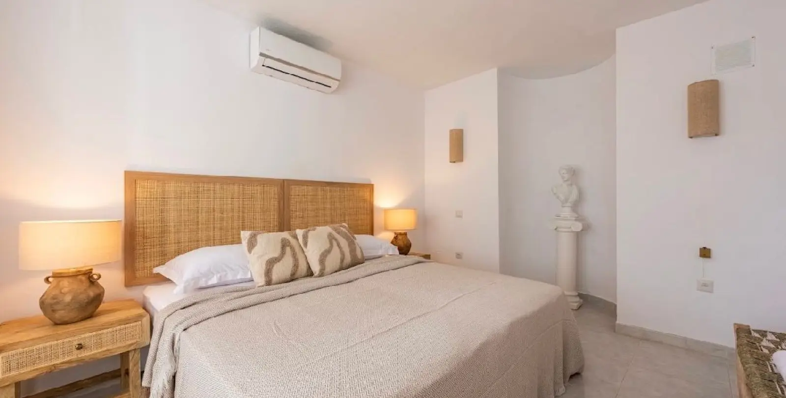 Long-term rent of detached villa in New Golden Mile 20