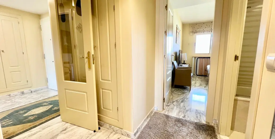 Sale of middle floor apartment in El Faro 18