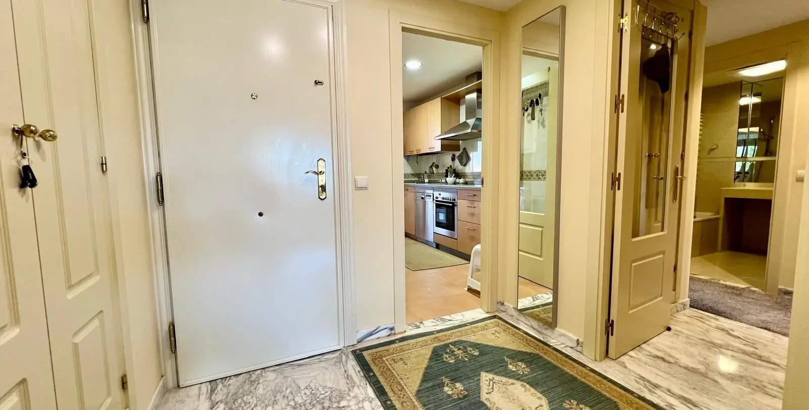 Sale of middle floor apartment in El Faro 16