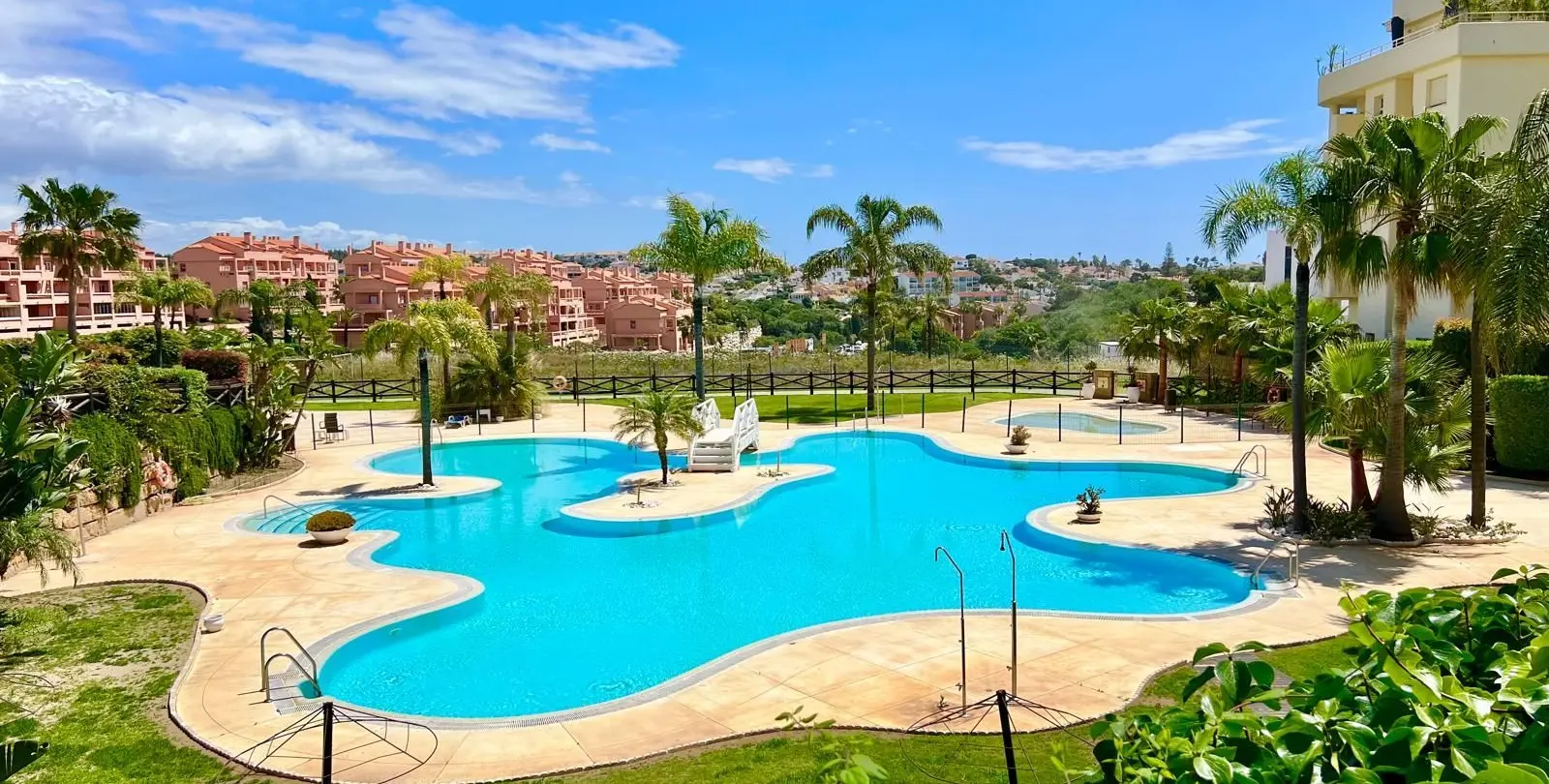 Sale of middle floor apartment in El Faro 26
