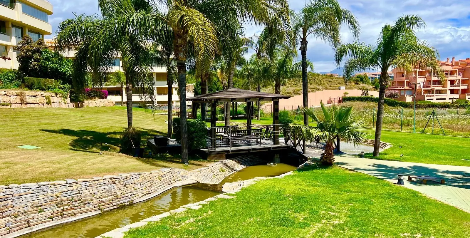 Sale of middle floor apartment in El Faro 27