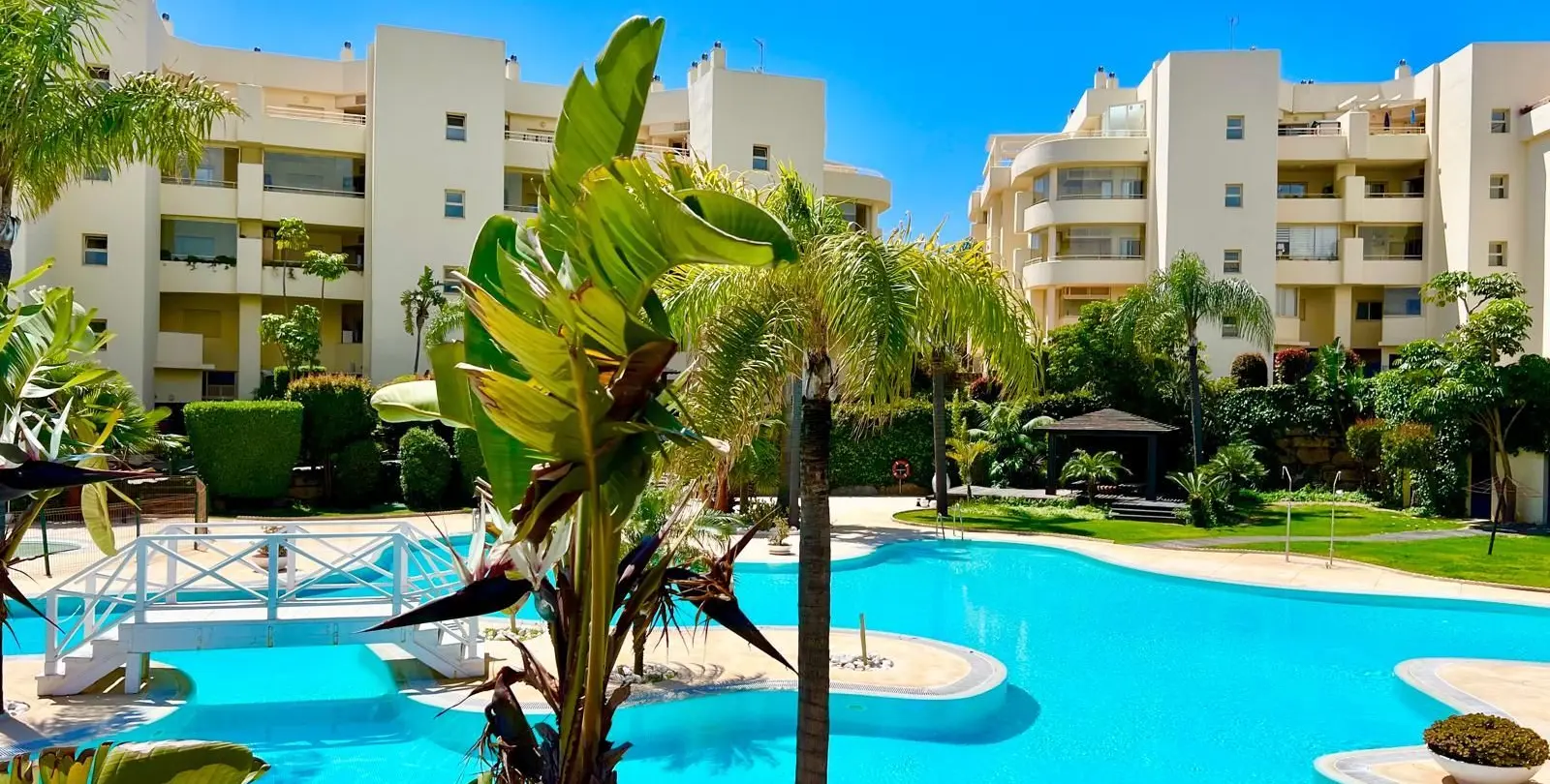 Sale of middle floor apartment in El Faro 28