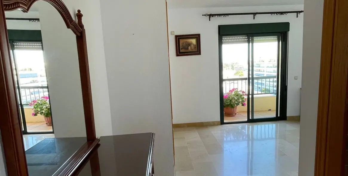 Sale of middle floor apartment in San Pedro de Alcántara 18