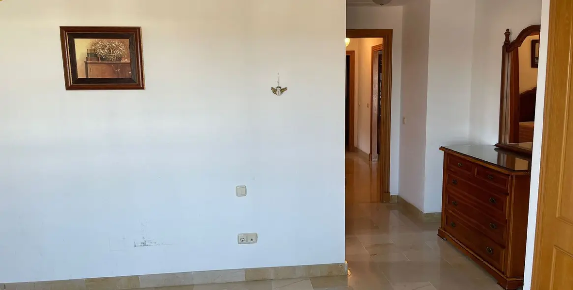 Sale of middle floor apartment in San Pedro de Alcántara 19