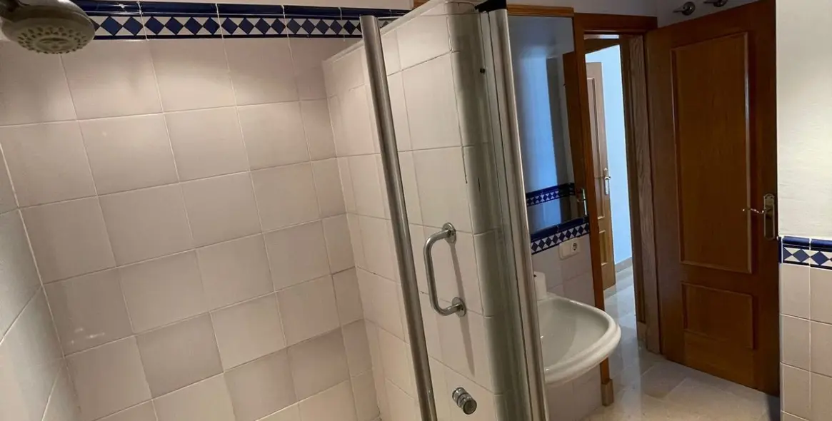Sale of middle floor apartment in San Pedro de Alcántara 28