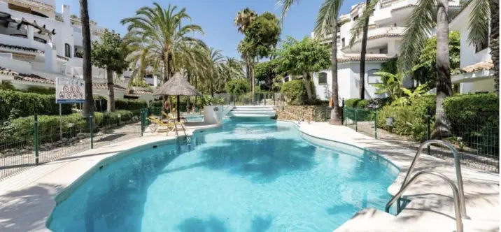 Sale of ground floor apartment in Elviria 0