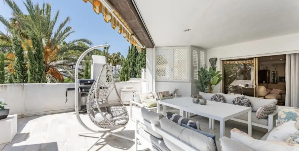 Sale of ground floor apartment in Elviria 6