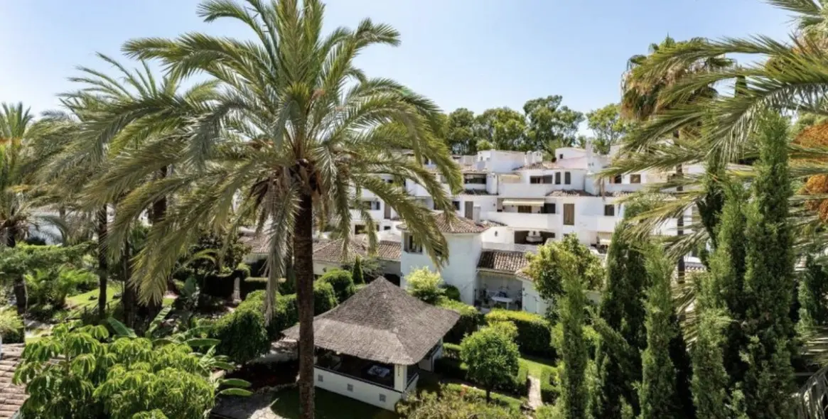 Sale of ground floor apartment in Elviria 7