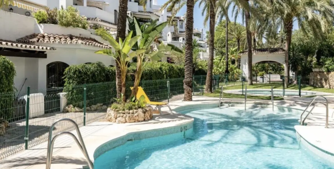 Sale of ground floor apartment in Elviria 21