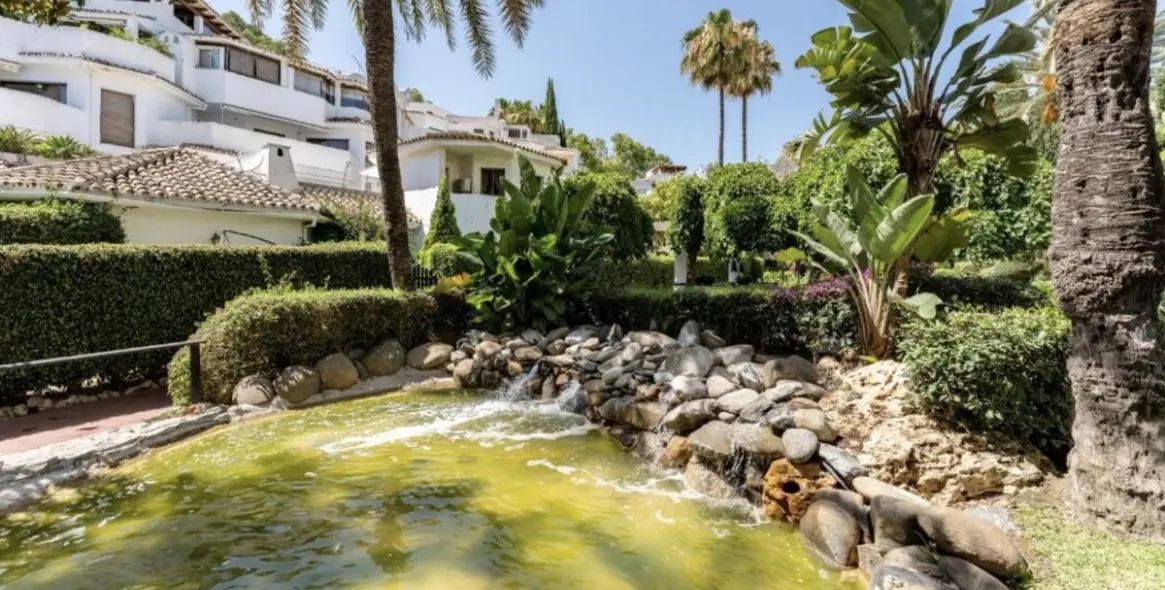 Sale of ground floor apartment in Elviria 23