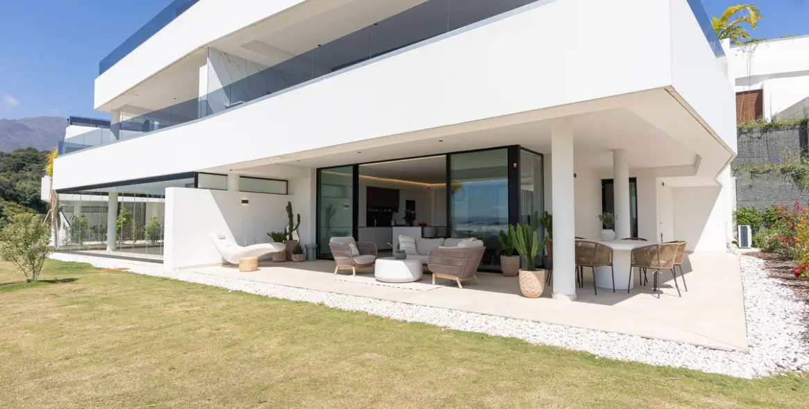 Sale of ground floor apartment in Estepona 2