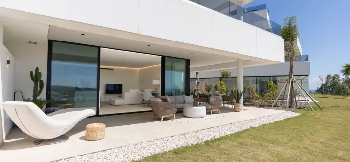 Sale of ground floor apartment in Estepona 2