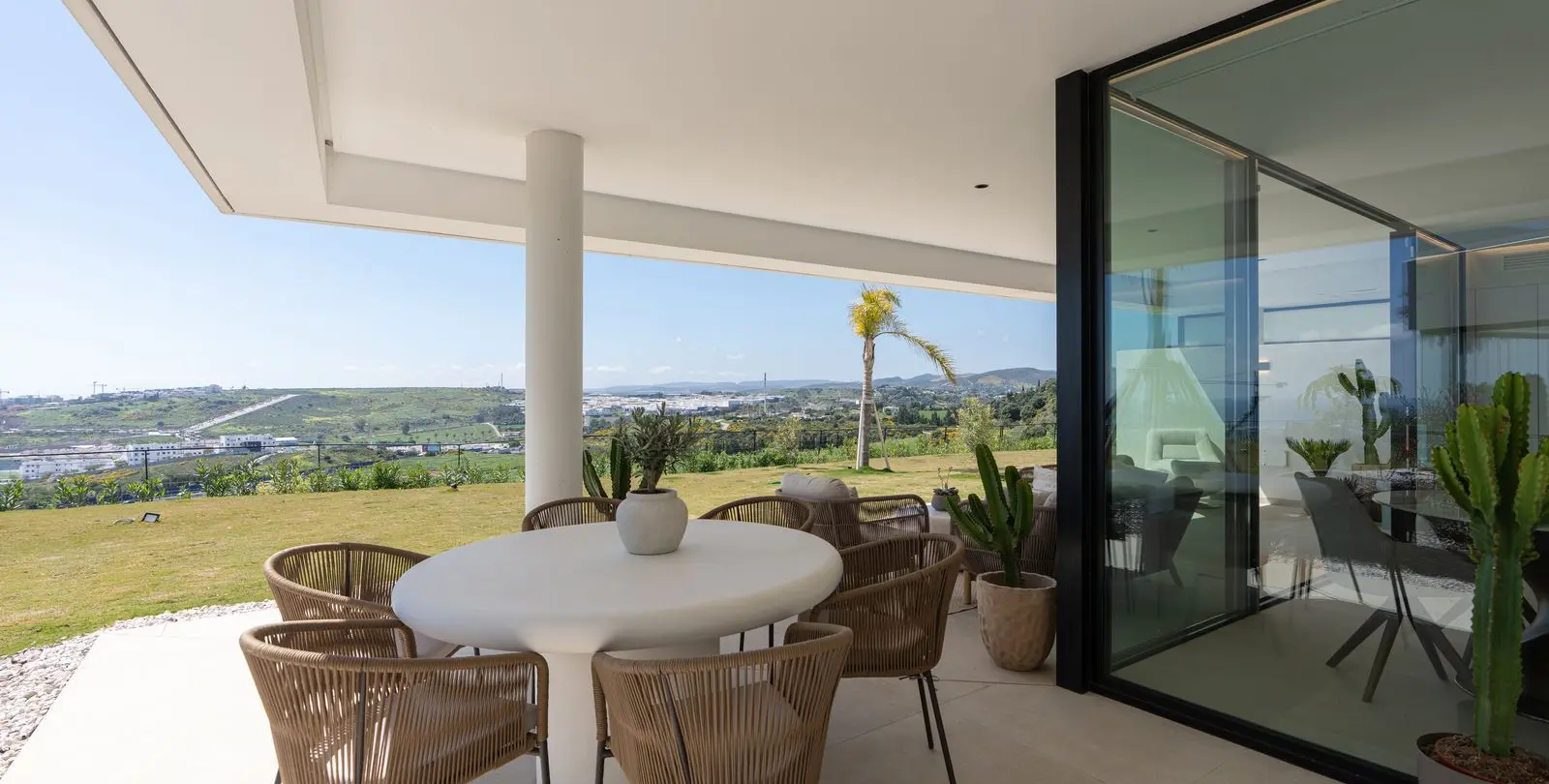 Sale of ground floor apartment in Estepona 1