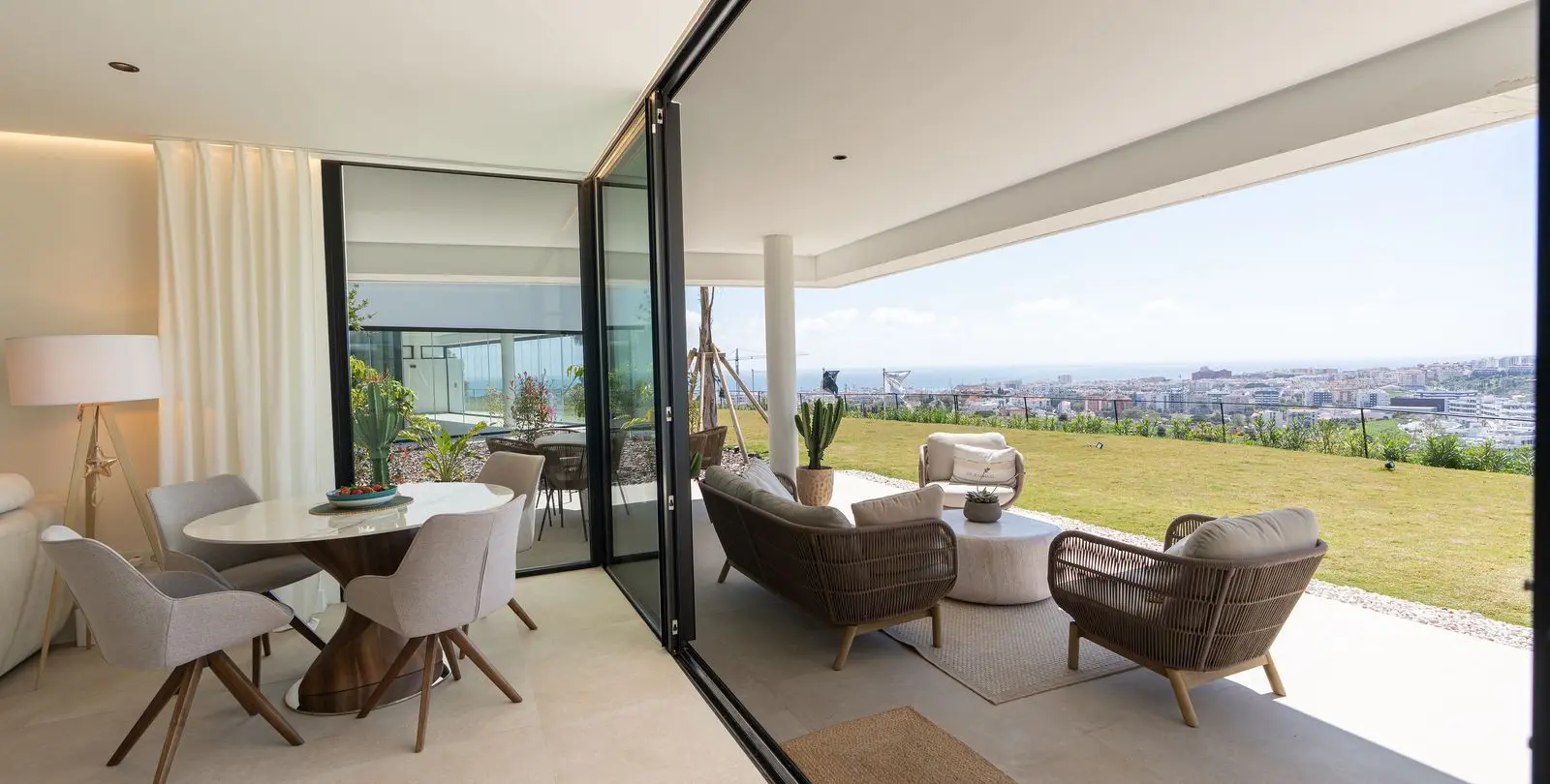 Sale of ground floor apartment in Estepona 2