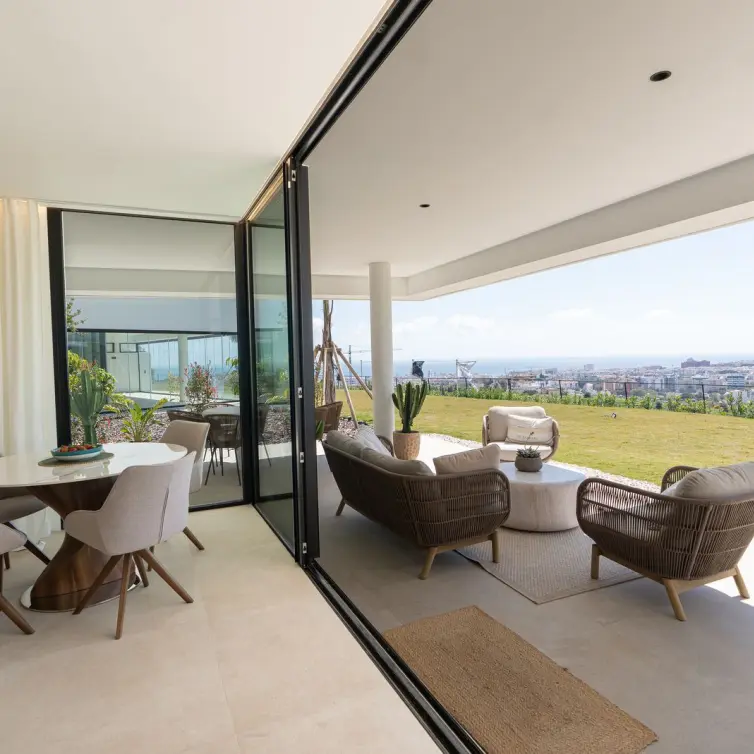 Продажа апартаментов на первом этаже в Estepona