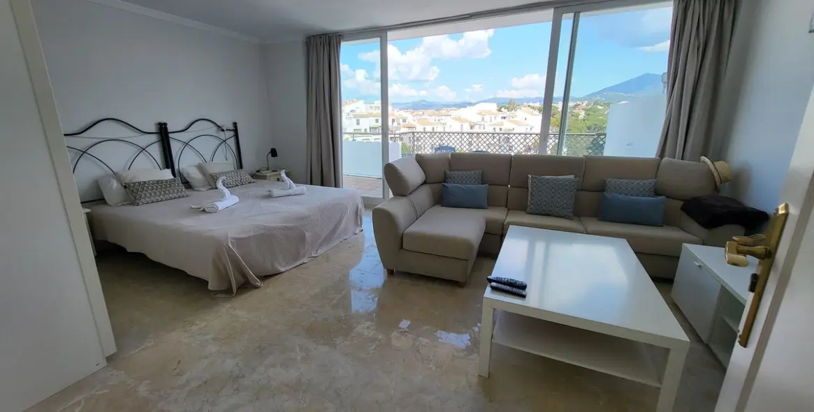Sale of penthouse duplex in Puerto Banús 23