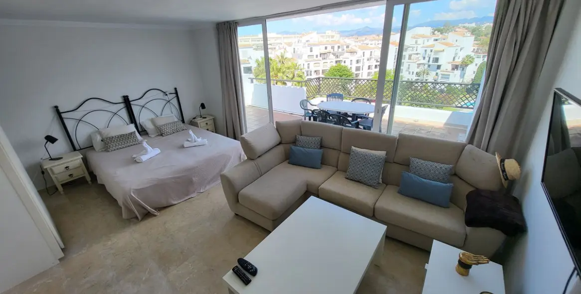 Sale of penthouse duplex in Puerto Banús 24