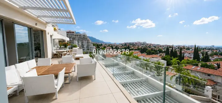 Sale of middle floor apartment in La Quinta 0
