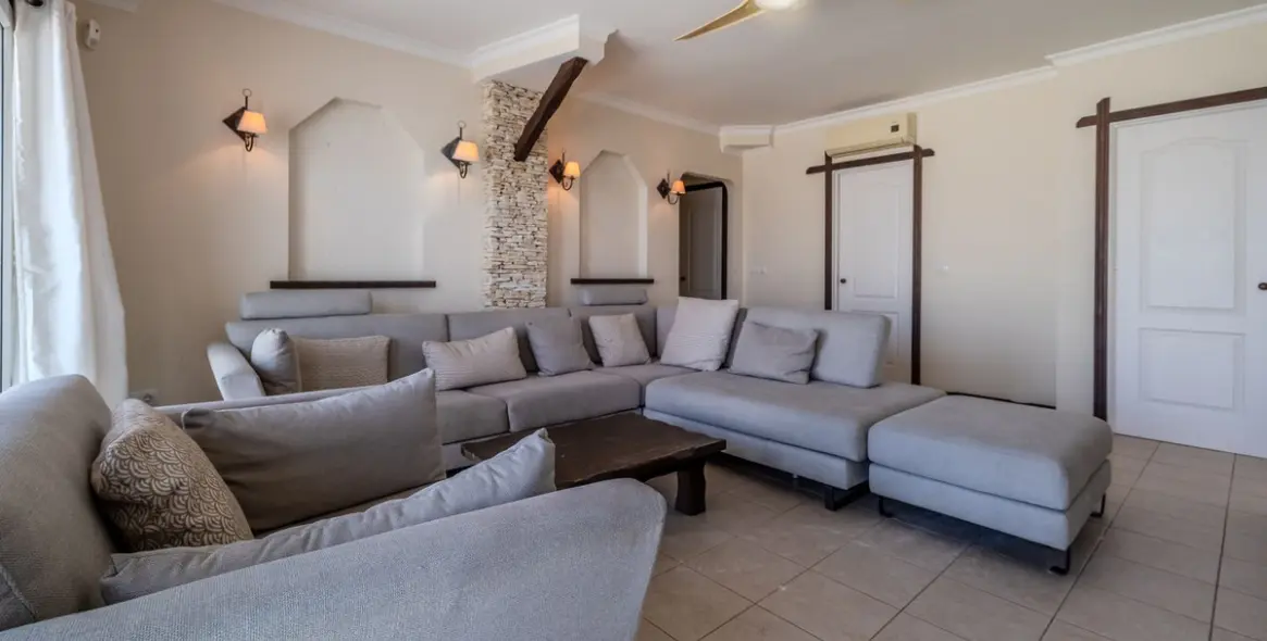 Sale of detached villa in El Faro 3
