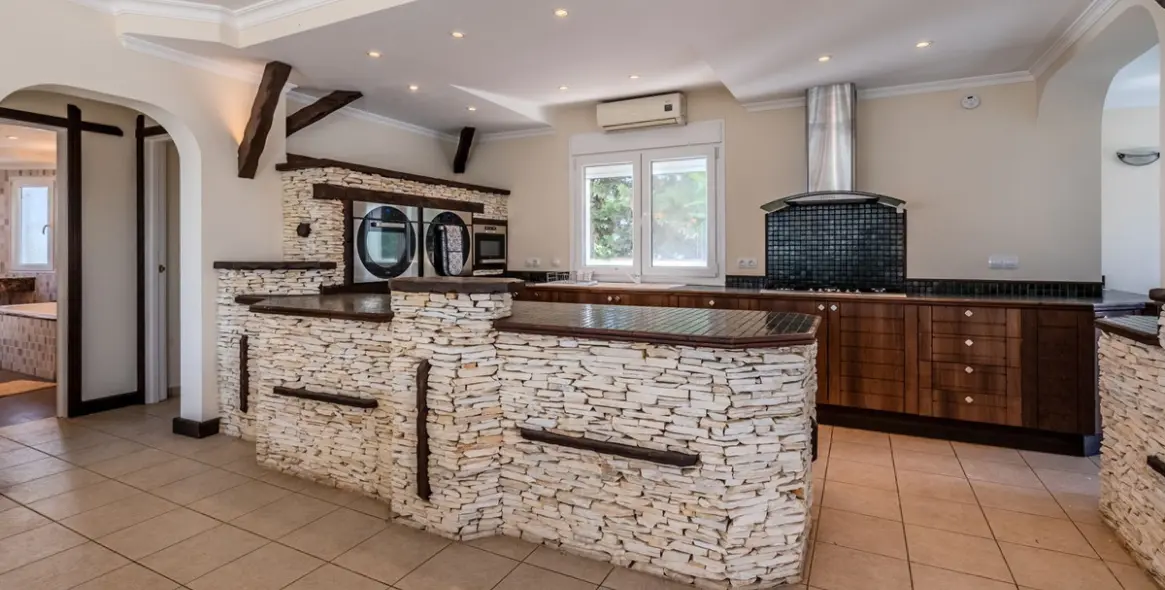 Sale of detached villa in El Faro 9