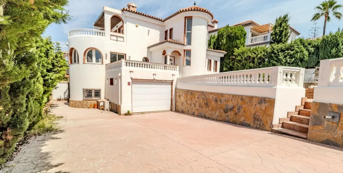 Sale of detached villa in El Faro 21