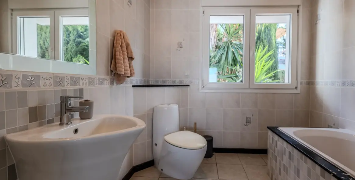 Sale of detached villa in El Faro 40
