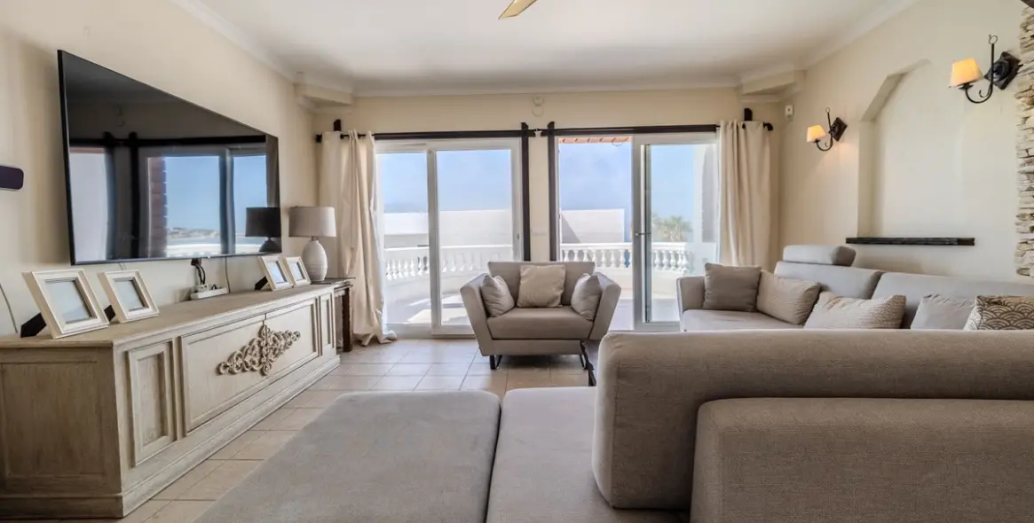 Sale of detached villa in El Faro 42