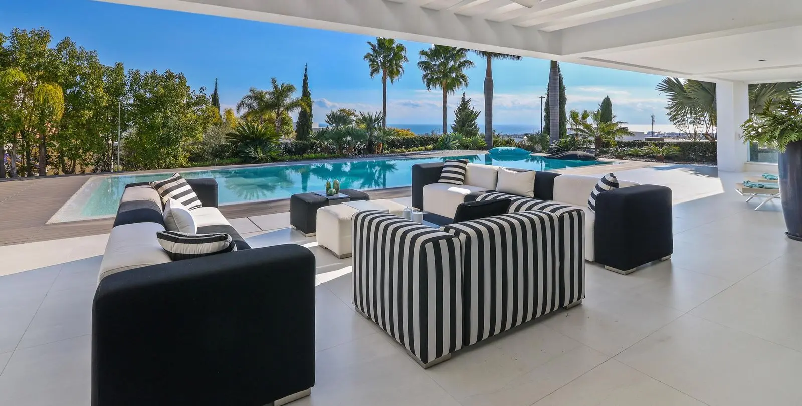 Venta de villa independiente en Los Flamingos 10