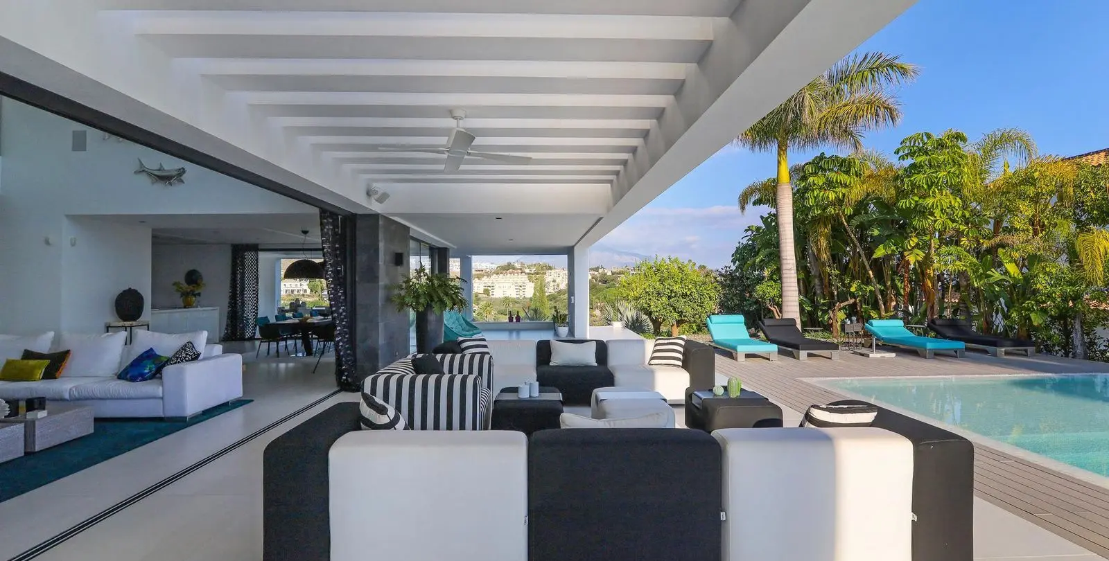 Venta de villa independiente en Los Flamingos 11