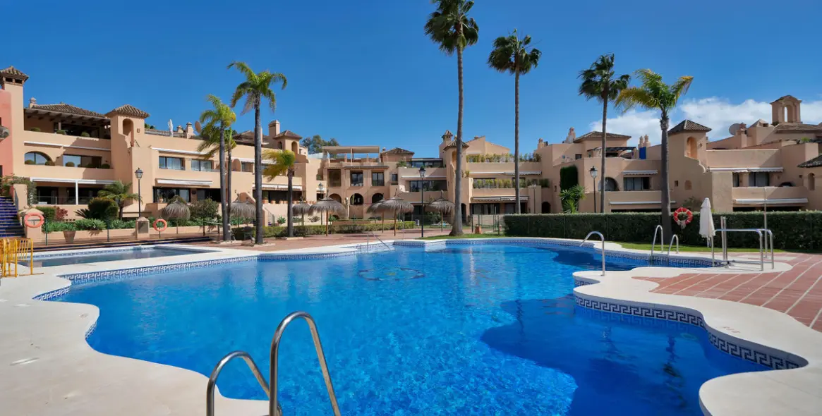 Sale of ground floor apartment in Estepona 1