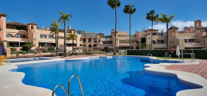 Продажа апартаментов на первом этаже в Estepona 0