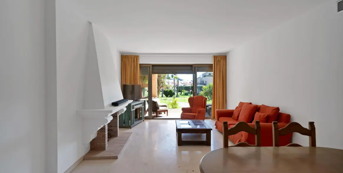 Sale of ground floor apartment in Estepona 2