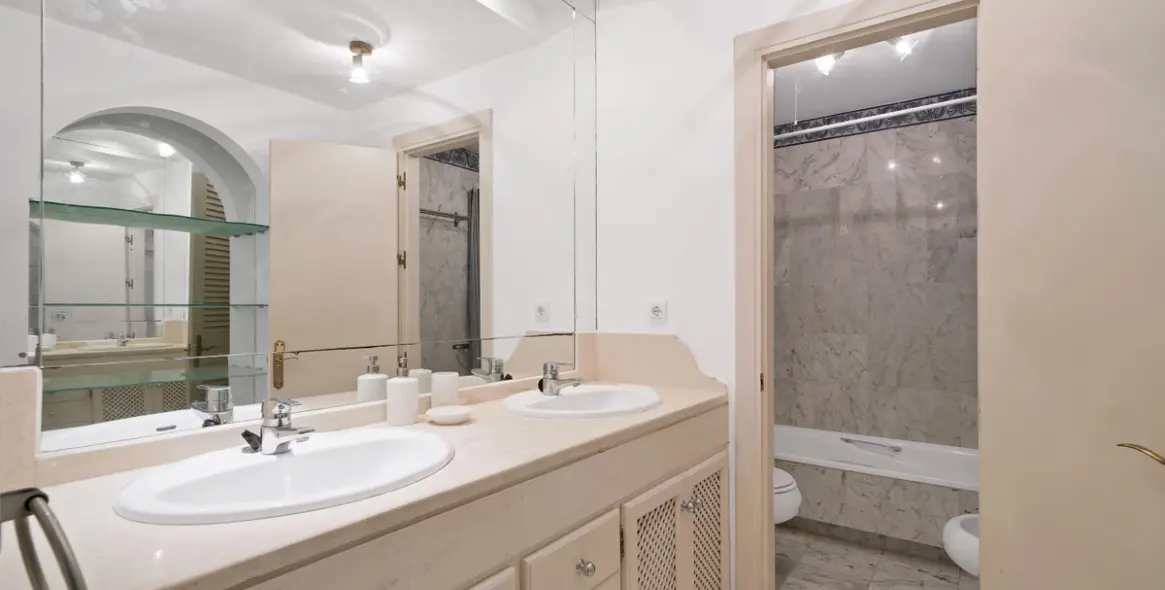 Sale of ground floor apartment in Estepona 10