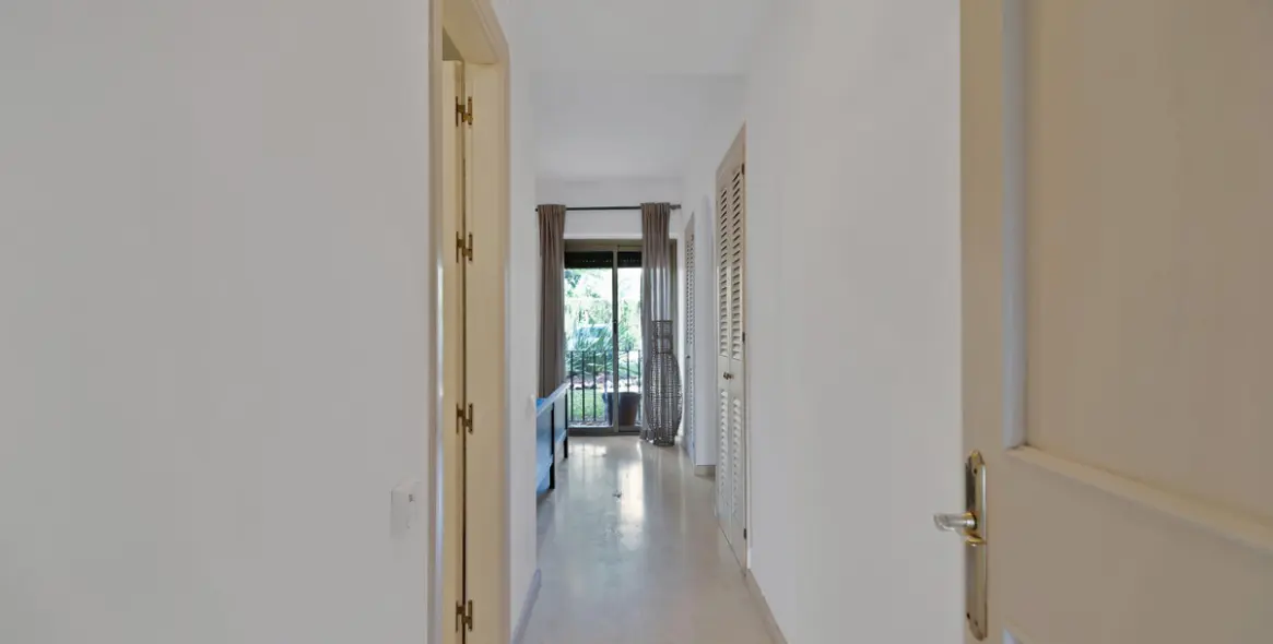 Sale of ground floor apartment in Estepona 11