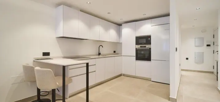 Sale of middle floor apartment in Fuengirola 2