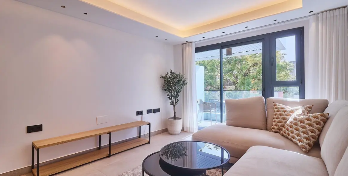 Sale of middle floor apartment in Fuengirola 11