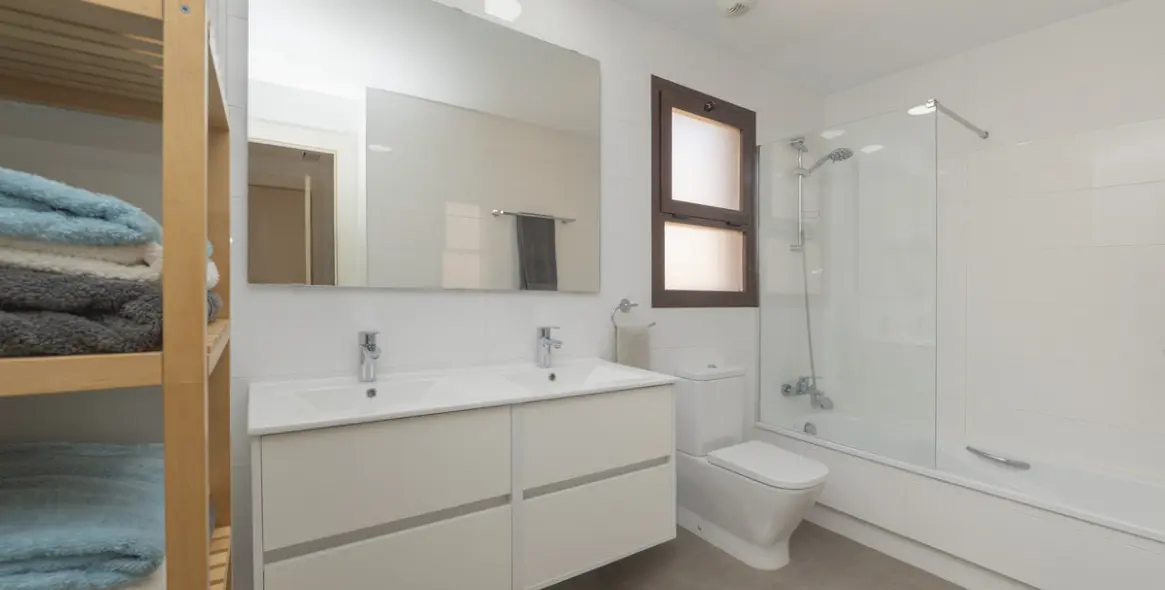 Sale of middle floor apartment in Arroyo de la Miel 25