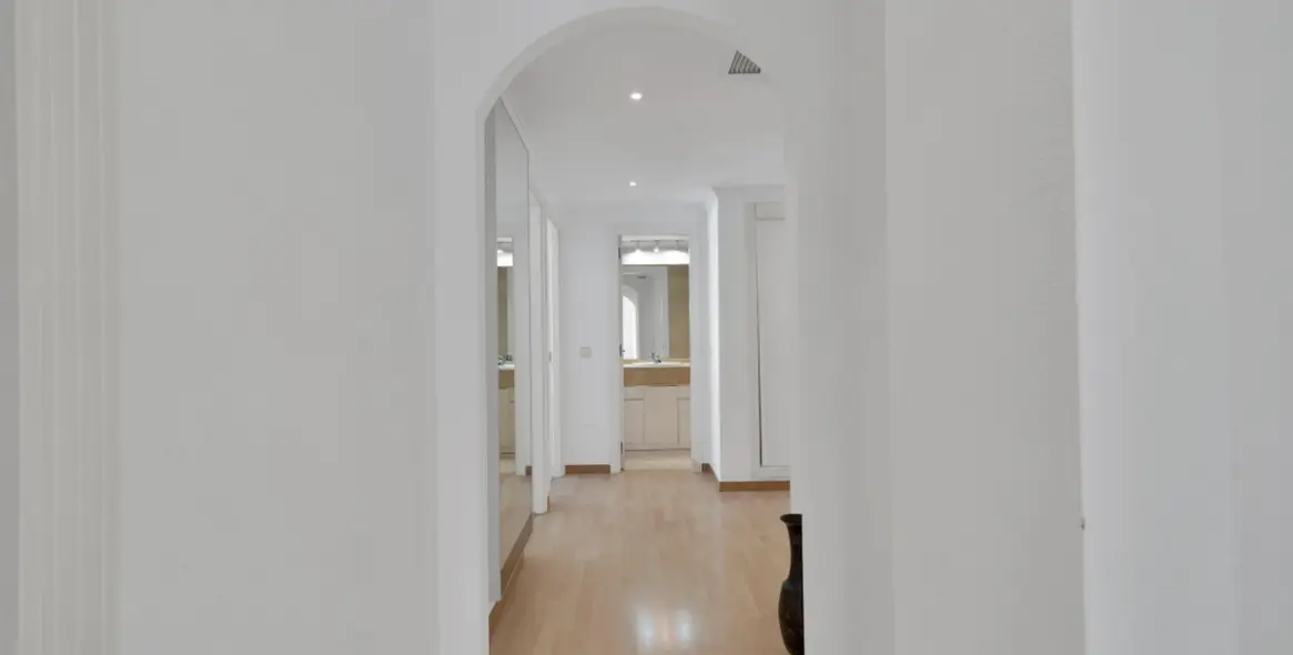 Sale of middle floor apartment in Marbella 12