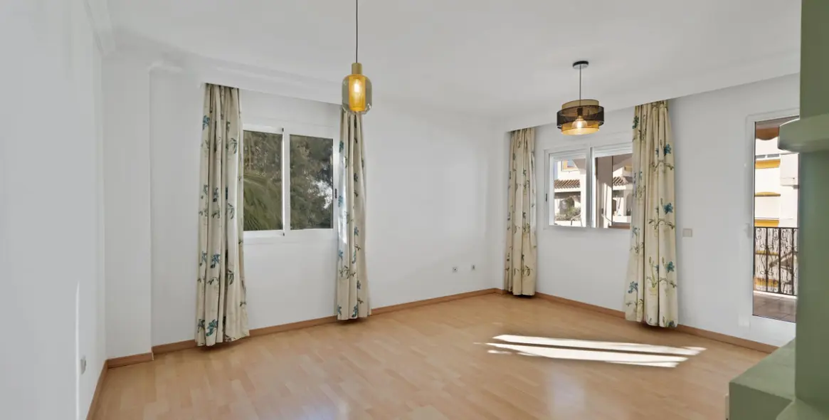 Sale of middle floor apartment in Marbella 13