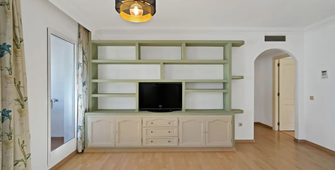 Sale of middle floor apartment in Marbella 16