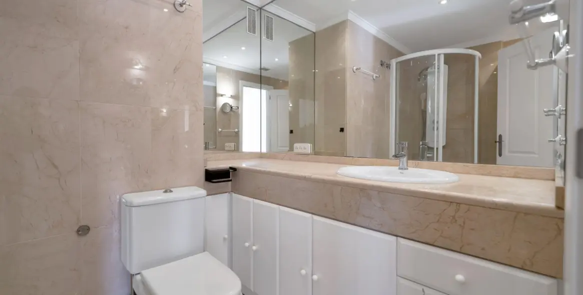 Sale of middle floor apartment in Marbella 24