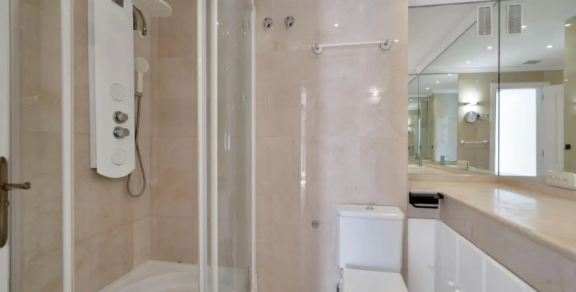 Sale of middle floor apartment in Marbella 25