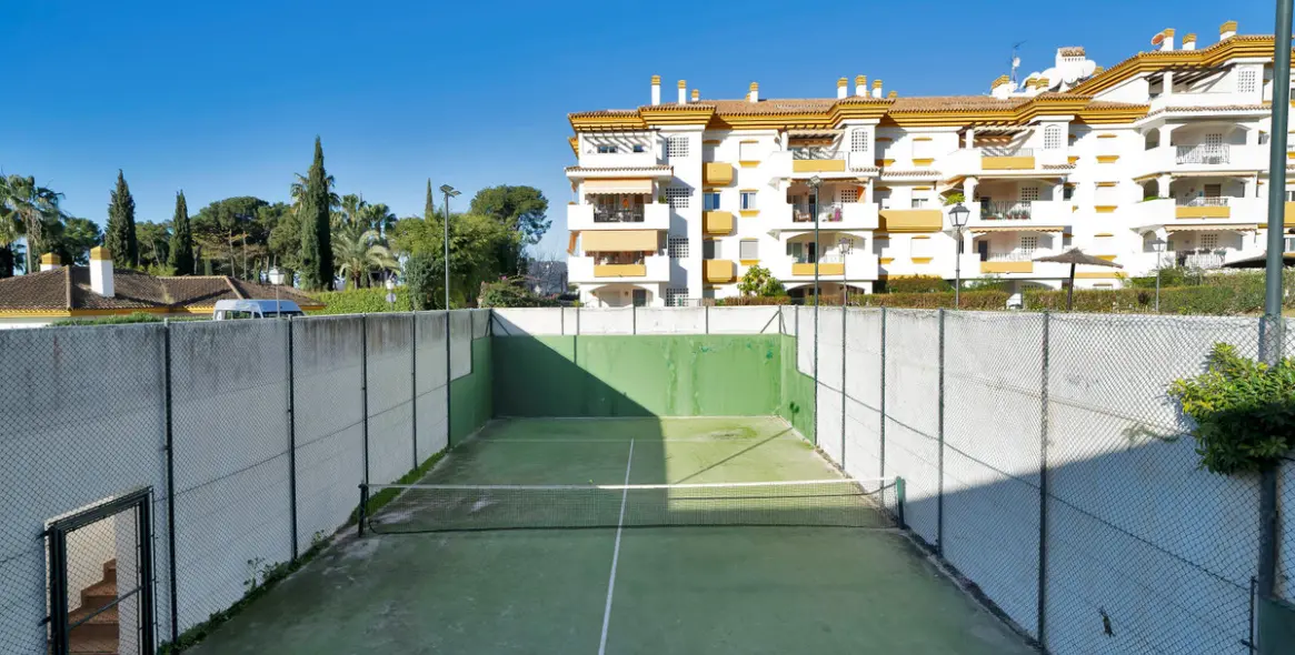 Sale of middle floor apartment in Marbella 28