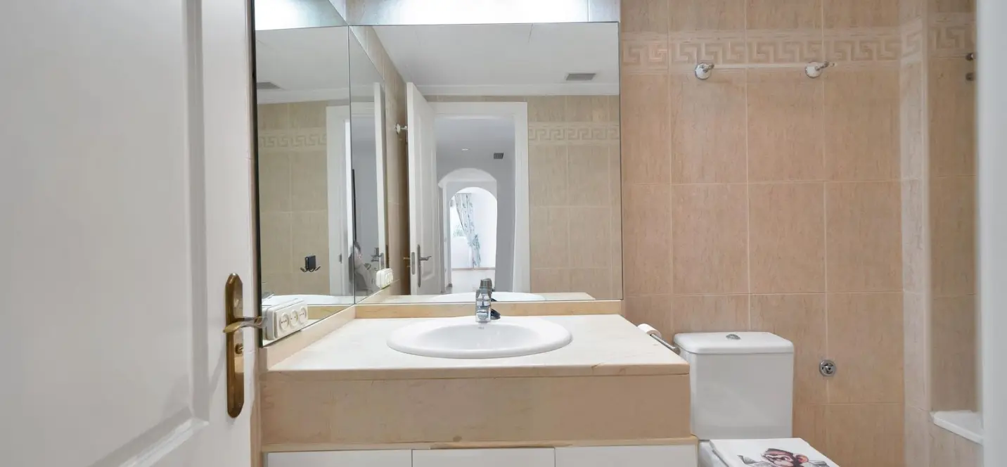 Sale of middle floor apartment in Marbella 3