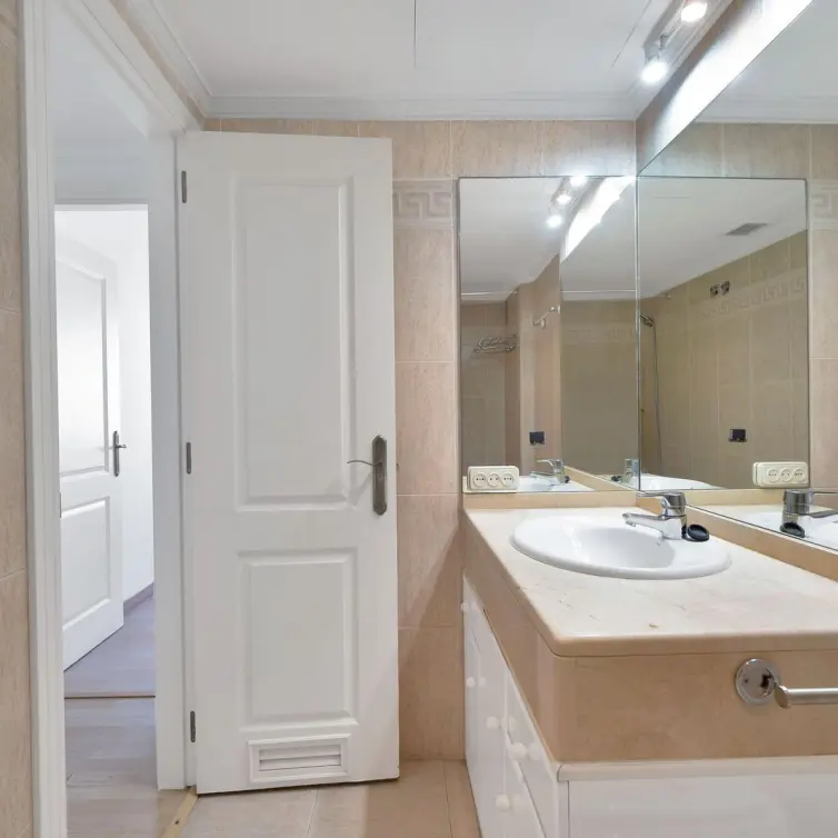 Sale of middle floor apartment in Marbella