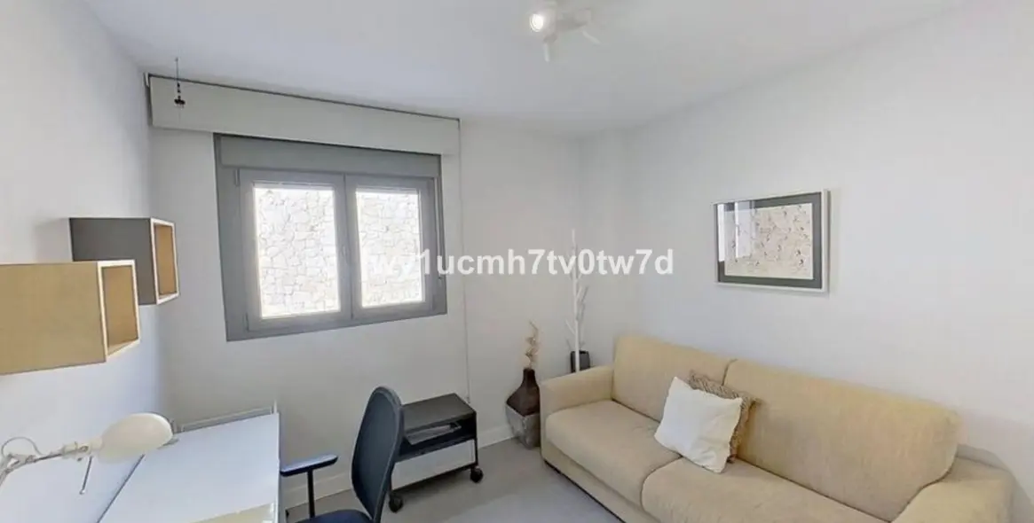 Sale of middle floor apartment in Arroyo de la Miel 2